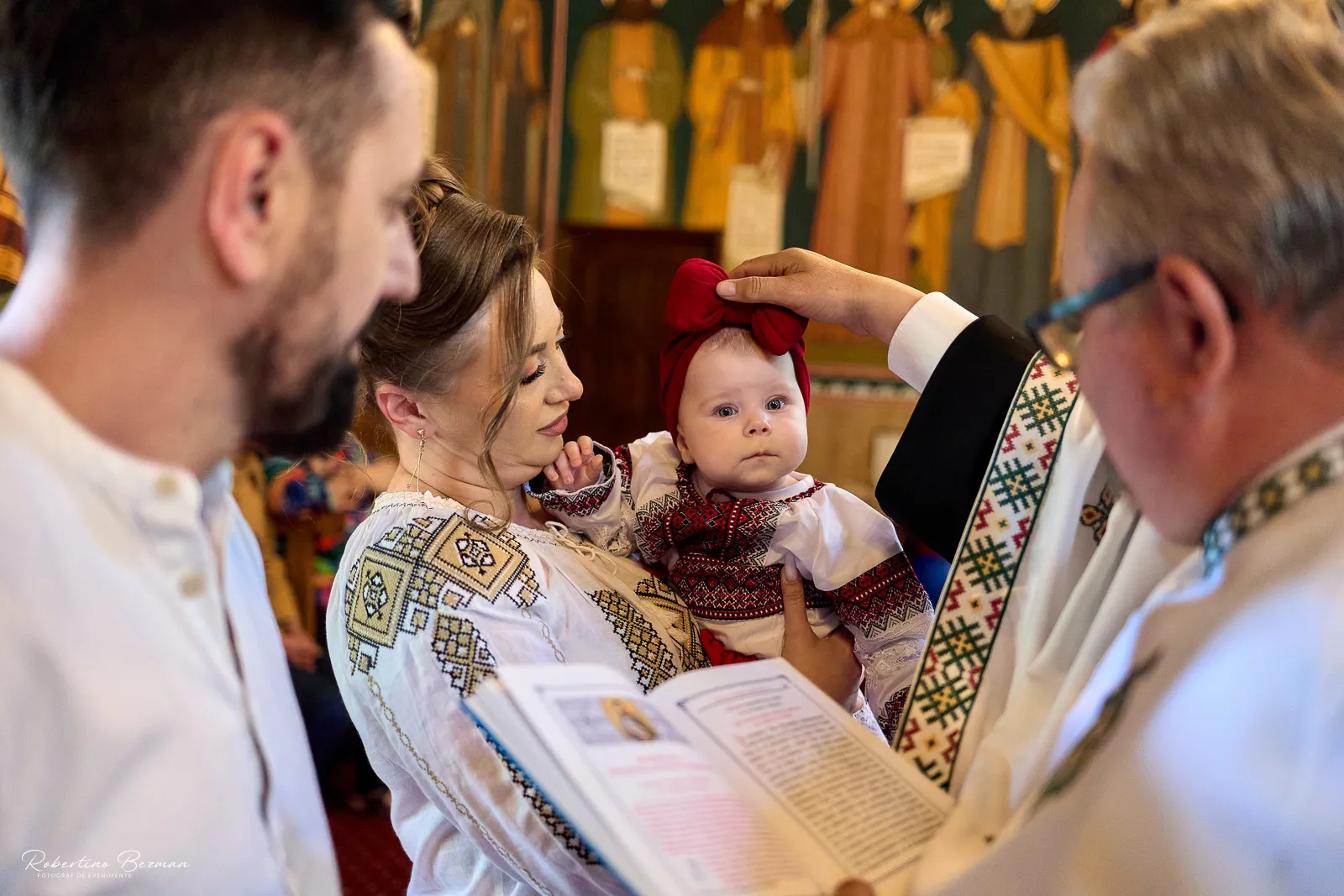 Clara Georgia la botez în Galați, fotografii emoționante realizate în timpul ceremoniei religioase și al petrecerii festive, surprinzând momente autentice de familie, iubire și bucurie.