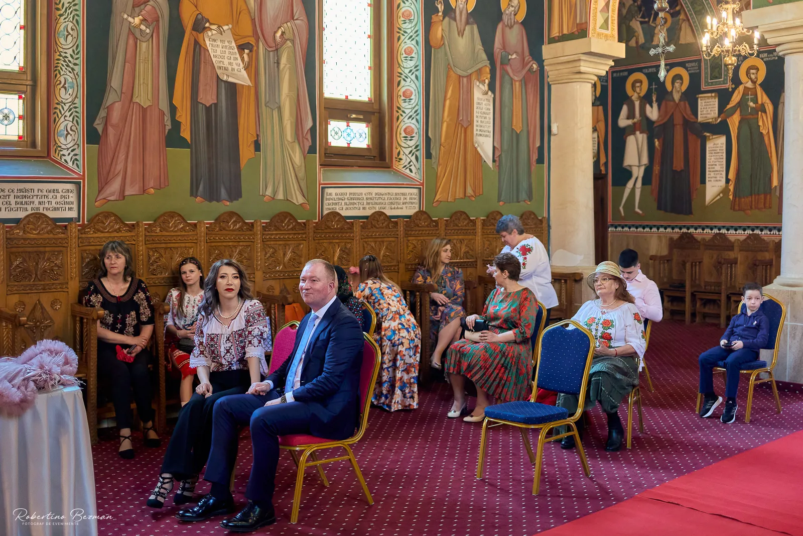 Clara Georgia la botez în Galați, fotografii emoționante realizate în timpul ceremoniei religioase și al petrecerii festive, surprinzând momente autentice de familie, iubire și bucurie.