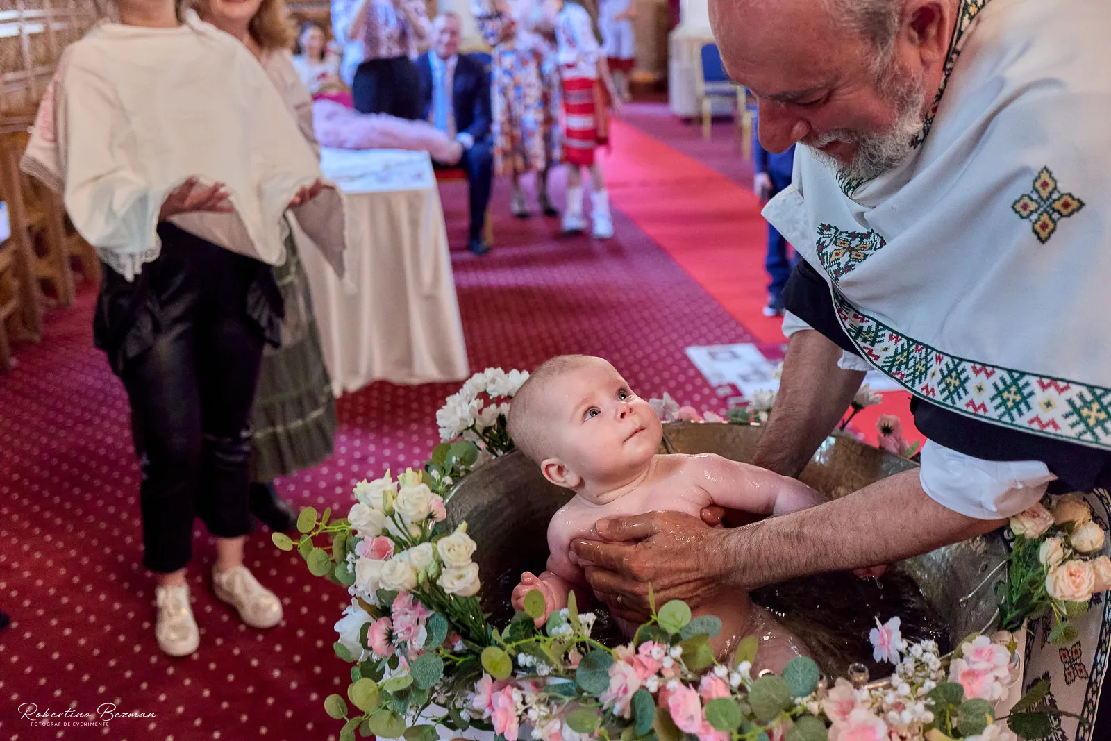 Clara Georgia la botez în Galați, fotografii emoționante realizate în timpul ceremoniei religioase și al petrecerii festive, surprinzând momente autentice de familie, iubire și bucurie.