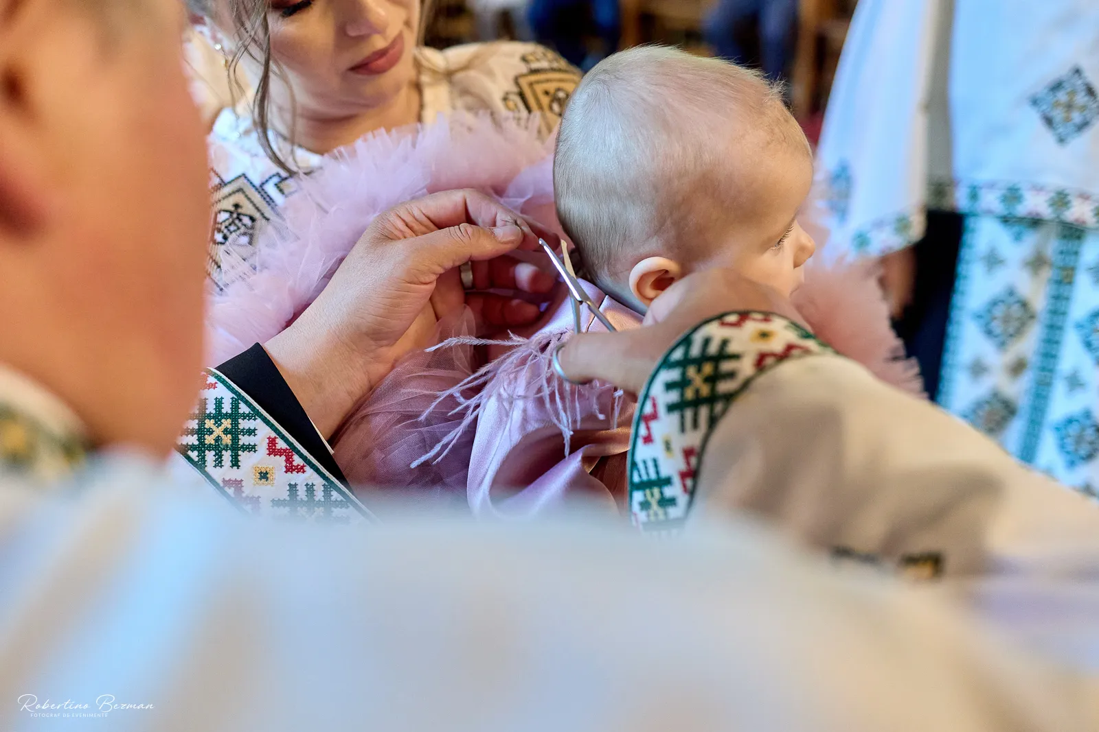 Clara Georgia la botez în Galați, fotografii emoționante realizate în timpul ceremoniei religioase și al petrecerii festive, surprinzând momente autentice de familie, iubire și bucurie.