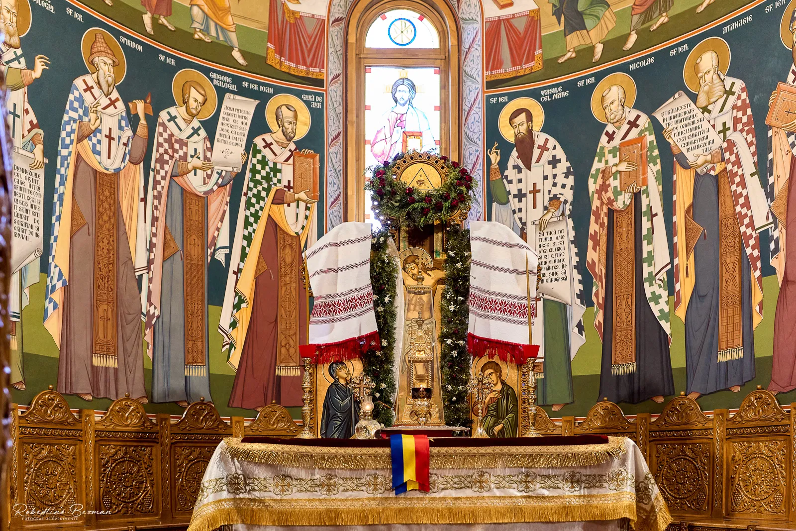 Clara Georgia la botez în Galați, fotografii emoționante realizate în timpul ceremoniei religioase și al petrecerii festive, surprinzând momente autentice de familie, iubire și bucurie.