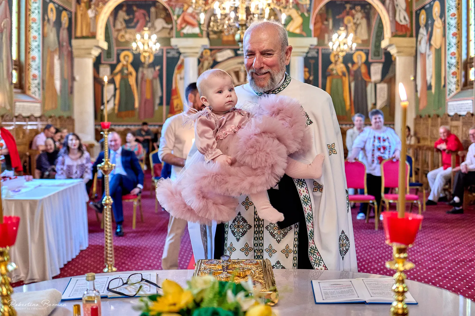 Clara Georgia la botez în Galați, fotografii emoționante realizate în timpul ceremoniei religioase și al petrecerii festive, surprinzând momente autentice de familie, iubire și bucurie.
