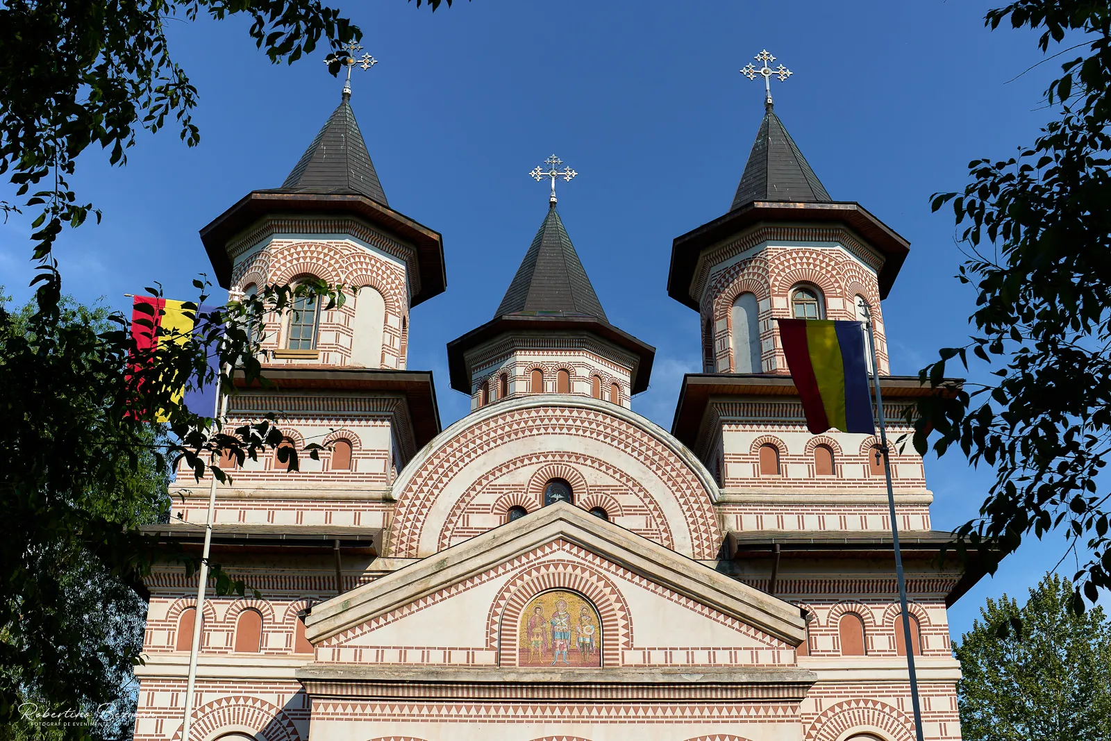 Clara Georgia la botez în Galați, fotografii emoționante realizate în timpul ceremoniei religioase și al petrecerii festive, surprinzând momente autentice de familie, iubire și bucurie.