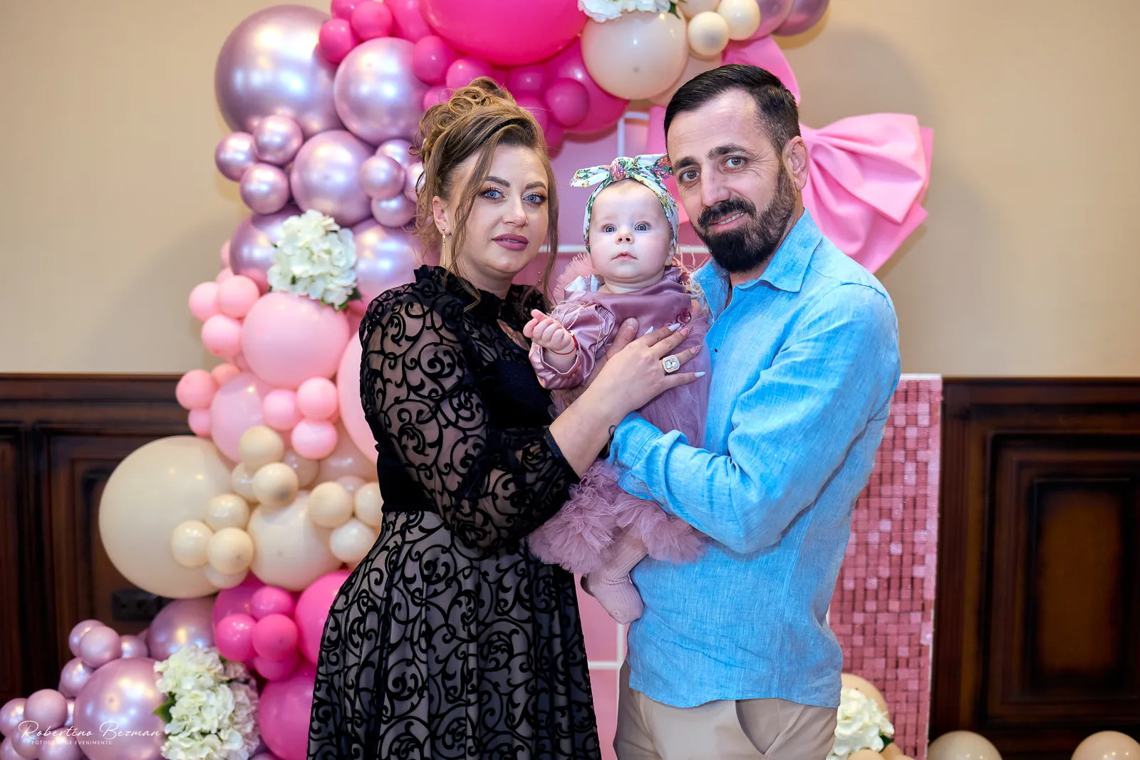 Clara Georgia la botez în Galați, fotografii emoționante realizate în timpul ceremoniei religioase și al petrecerii festive, surprinzând momente autentice de familie, iubire și bucurie.