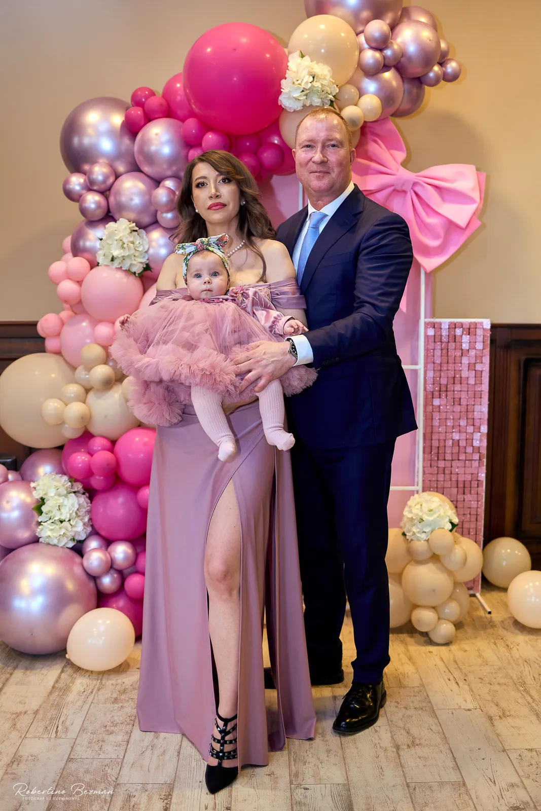 Clara Georgia la botez în Galați, fotografii emoționante realizate în timpul ceremoniei religioase și al petrecerii festive, surprinzând momente autentice de familie, iubire și bucurie.