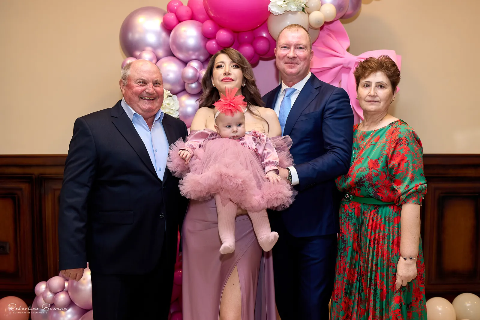 Clara Georgia la botez în Galați, fotografii emoționante realizate în timpul ceremoniei religioase și al petrecerii festive, surprinzând momente autentice de familie, iubire și bucurie.