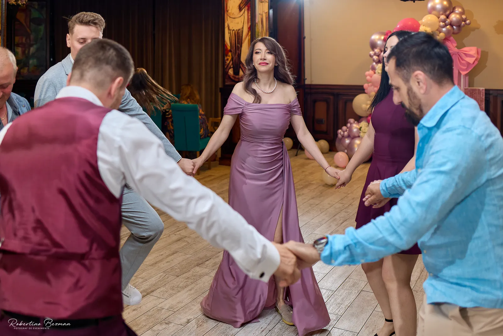 Clara Georgia la botez în Galați, fotografii emoționante realizate în timpul ceremoniei religioase și al petrecerii festive, surprinzând momente autentice de familie, iubire și bucurie.