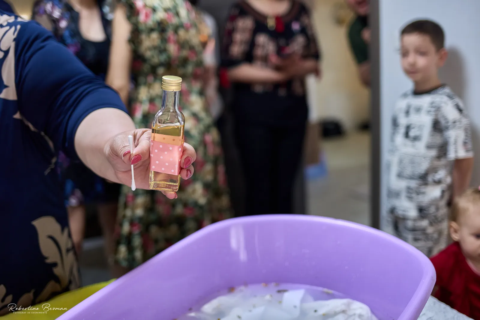 Clara Georgia la botez în Galați, fotografii emoționante realizate în timpul ceremoniei religioase și al petrecerii festive, surprinzând momente autentice de familie, iubire și bucurie.