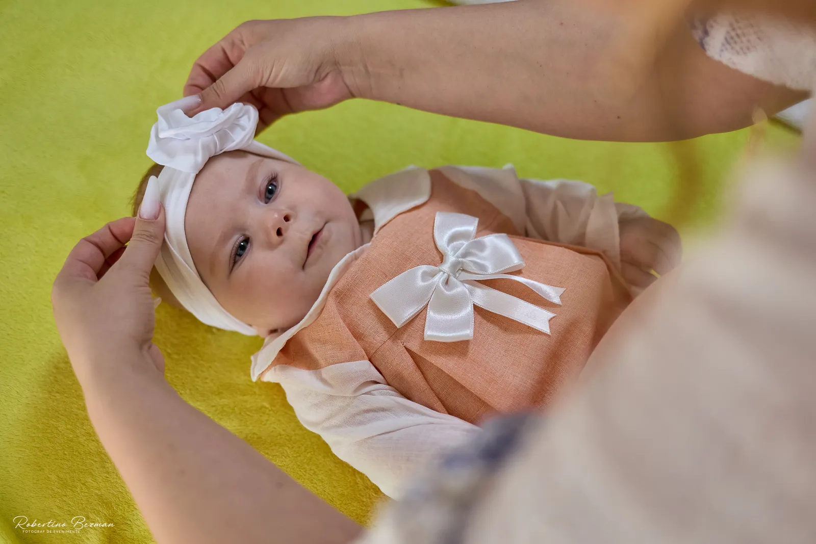 Clara Georgia la botez în Galați, fotografii emoționante realizate în timpul ceremoniei religioase și al petrecerii festive, surprinzând momente autentice de familie, iubire și bucurie.